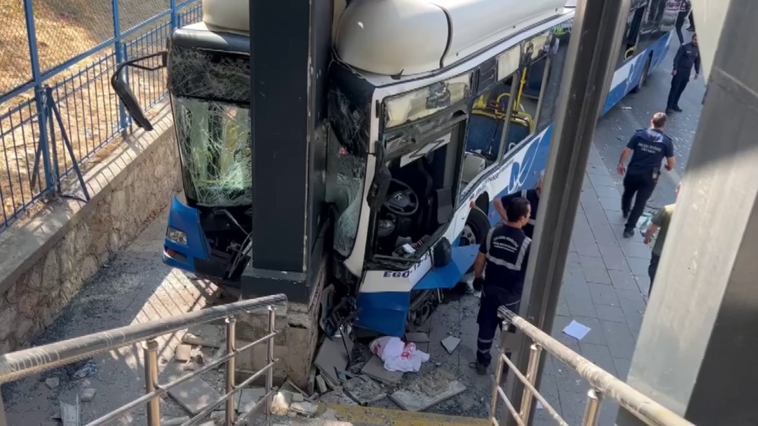 Ankara’nın Keçiören ilçesinde bir EGO otobüsü kaza yaptı. Kazada çok sayıda yaralı olduğu belirtildi.