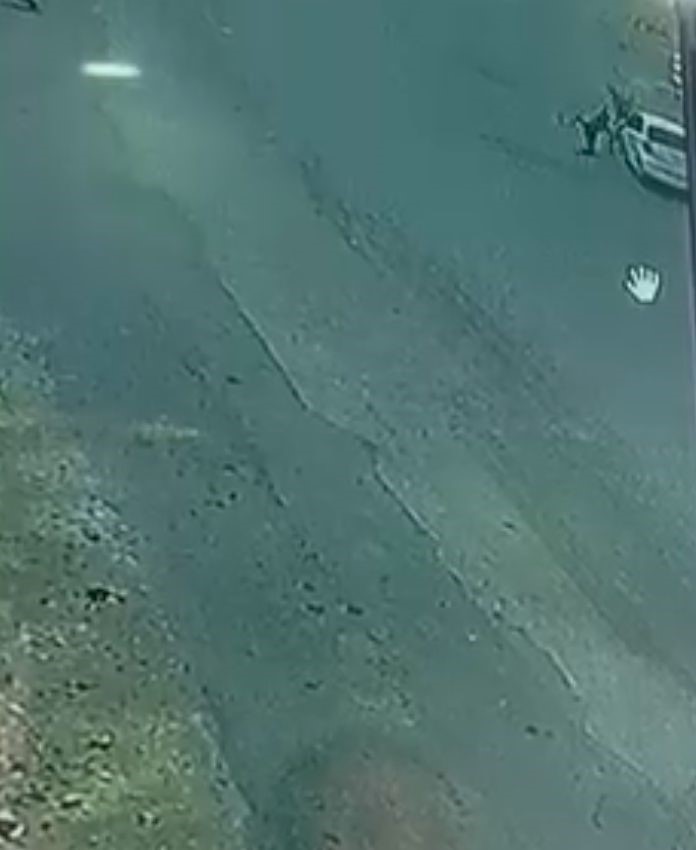 Siverek’te otomobilin yayalara çarptığı an güvenlik kamerasında