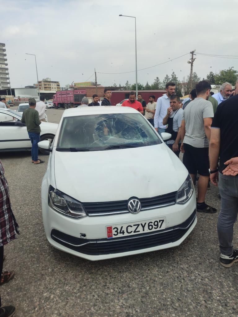 Siverek&rsquo;te otomobilin yayalara &ccedil;arptığı an g&uuml;venlik kamerasında
