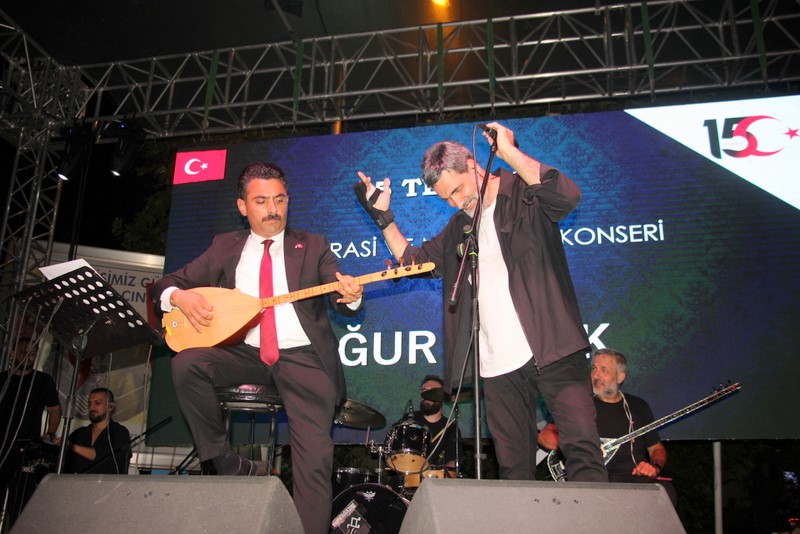 Çınarcık Kaymakamı Atak konserde saz çaldı
