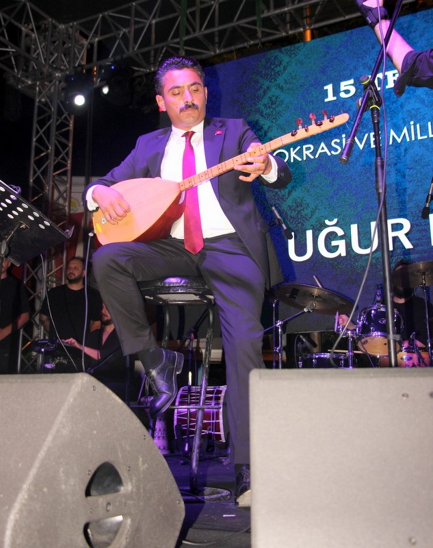 Çınarcık Kaymakamı Atak konserde saz çaldı
