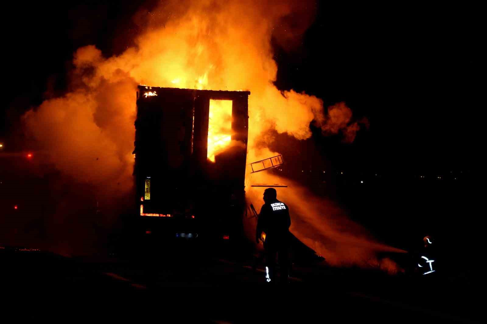 Erzincan’da tırın dorsesi yandı