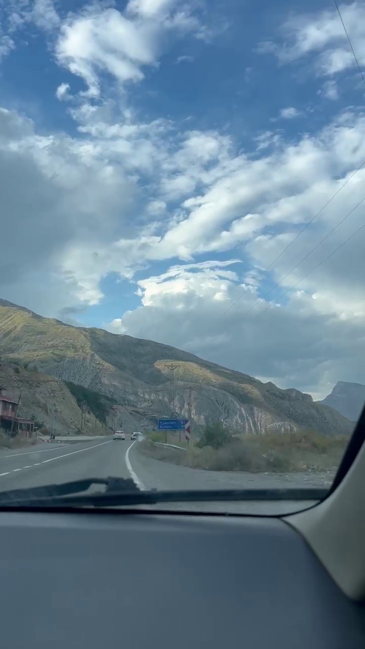 Erzurum’da spor araç mıcıra kapıldı, sürücü kazayı son anda atlattı