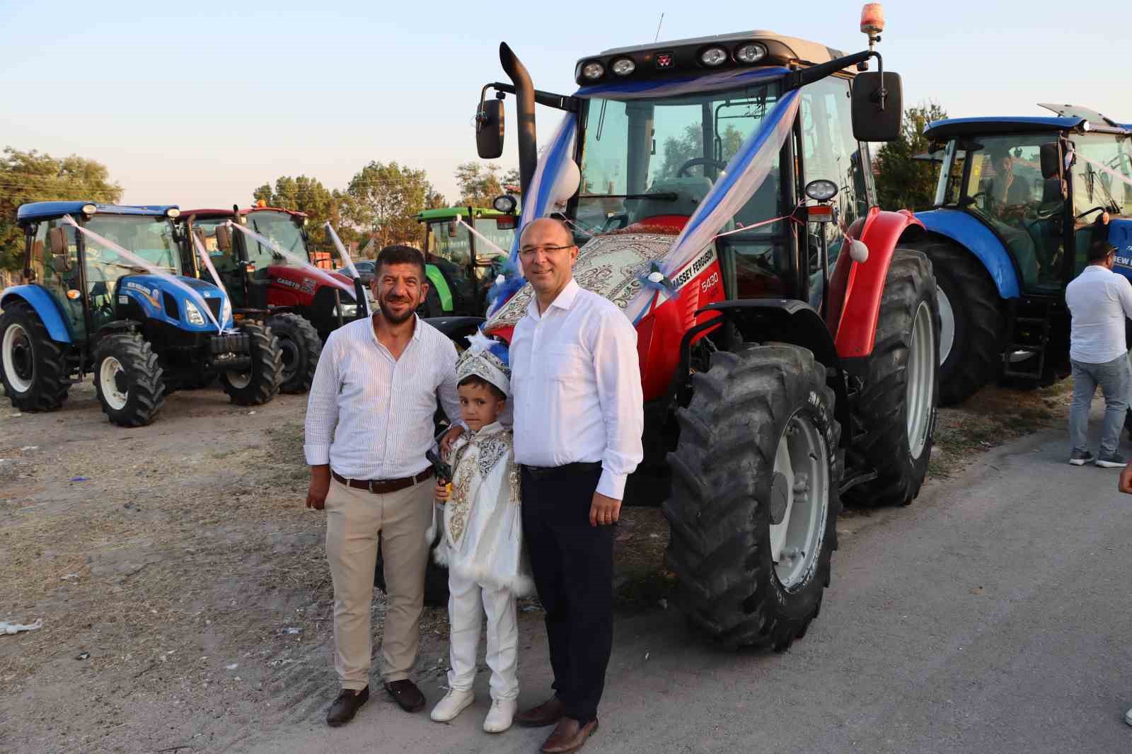 Traktör konvoyu ile sünnet düğünü