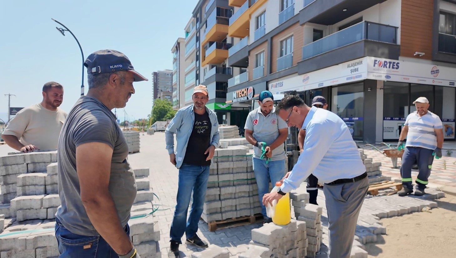 Başkan Öküzcüoğlu’ndan personeline babasından miras limonata ikramı
