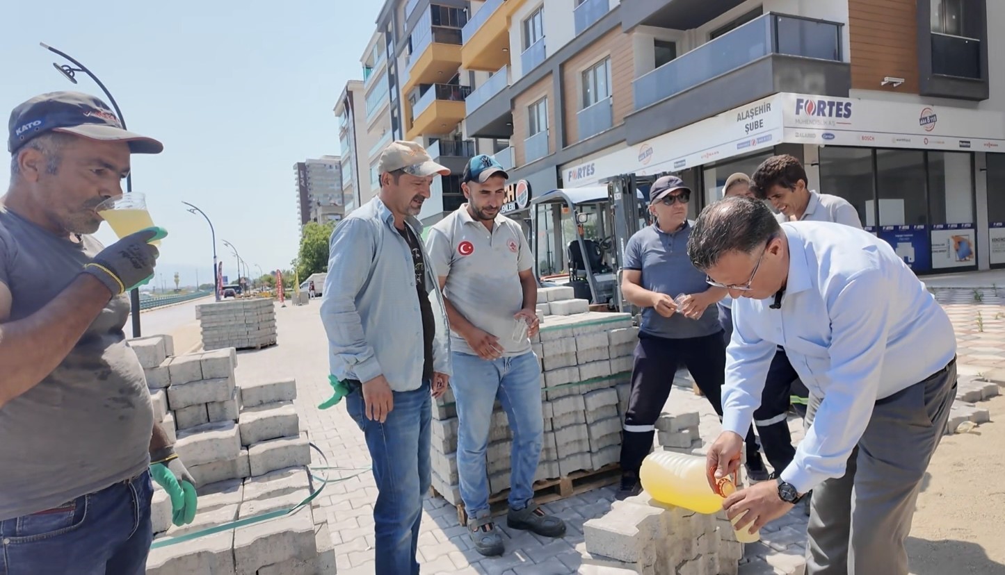 Başkan &Ouml;k&uuml;zc&uuml;oğlu&rsquo;ndan personeline babasından miras limonata ikramı
