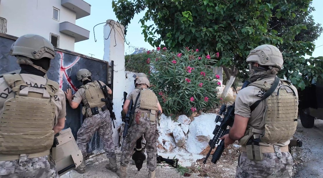 Mersin’de fuhuş operasyonu: 22 şüpheli gözaltına alındı