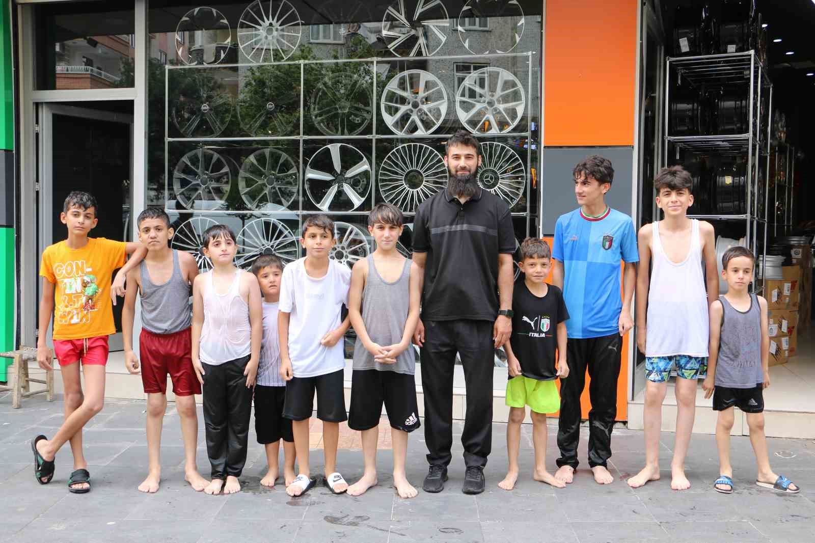 Diyarbakırlı esnaf sıcaktan bunalan çocuklara şişme havuz açtı