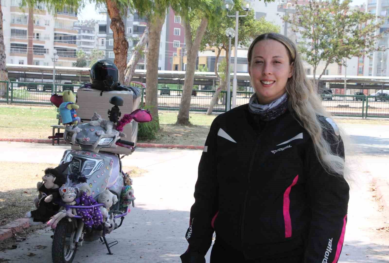 Kadın kurye, renkli motosikletiyle trafikte ilgi odağı oldu