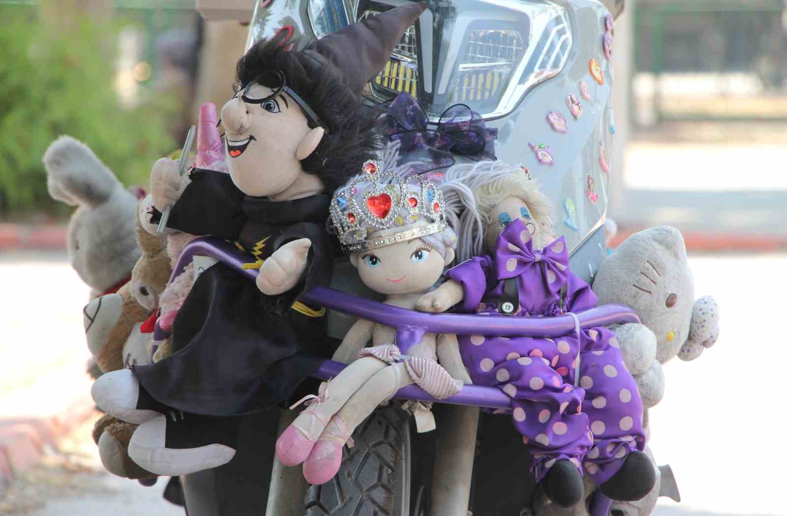 Kadın kurye, renkli motosikletiyle trafikte ilgi odağı oldu
