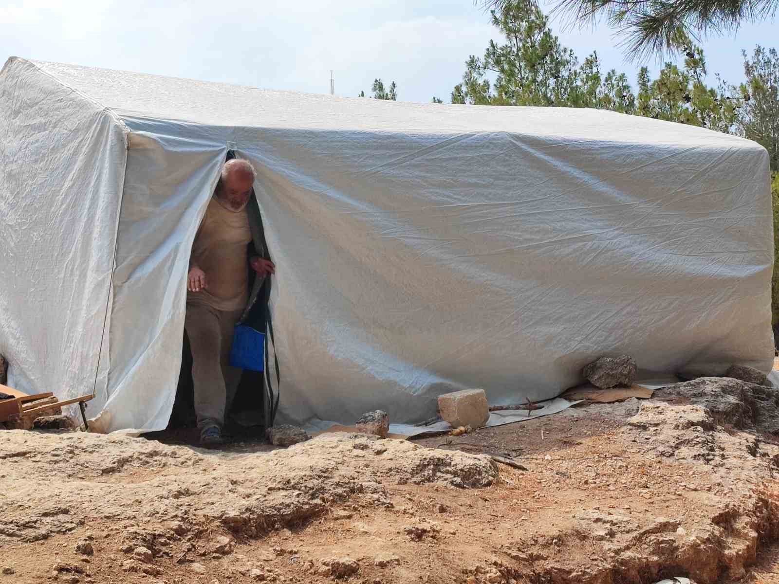 3 yıl önce eşi terk etti, şimdi de ev sahibi sokağa attı