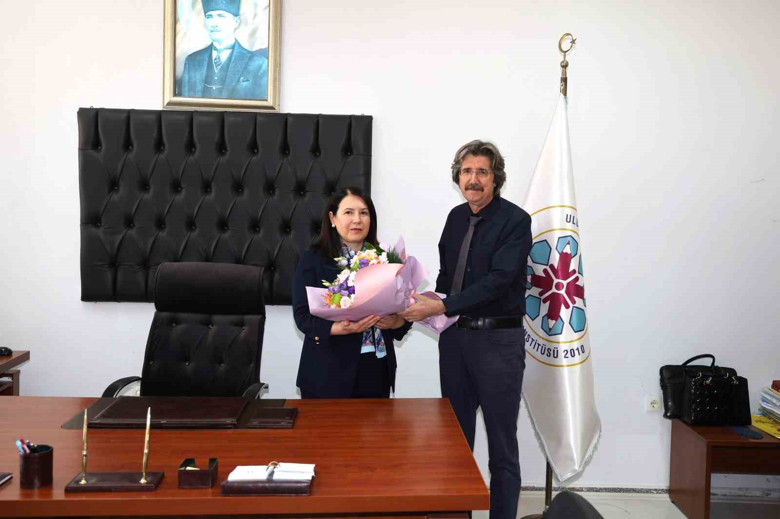 Eğitim bilimleri enstit&uuml;s&uuml;nde bayrak değişimi
