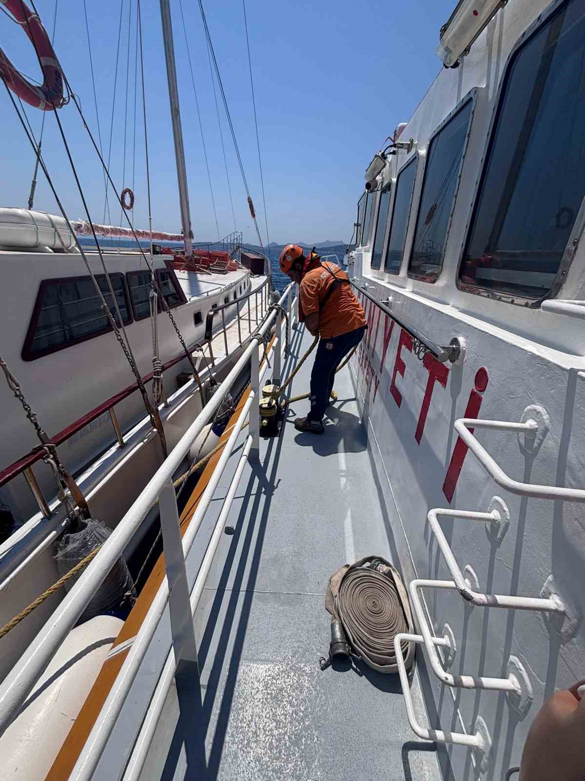 Bodrum’da su alan tekneyi KIYEM ekipleri müdahale etti