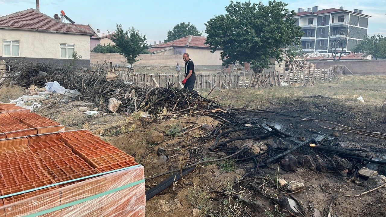 Kulu’da bahçe içerisinde ağaç yangını