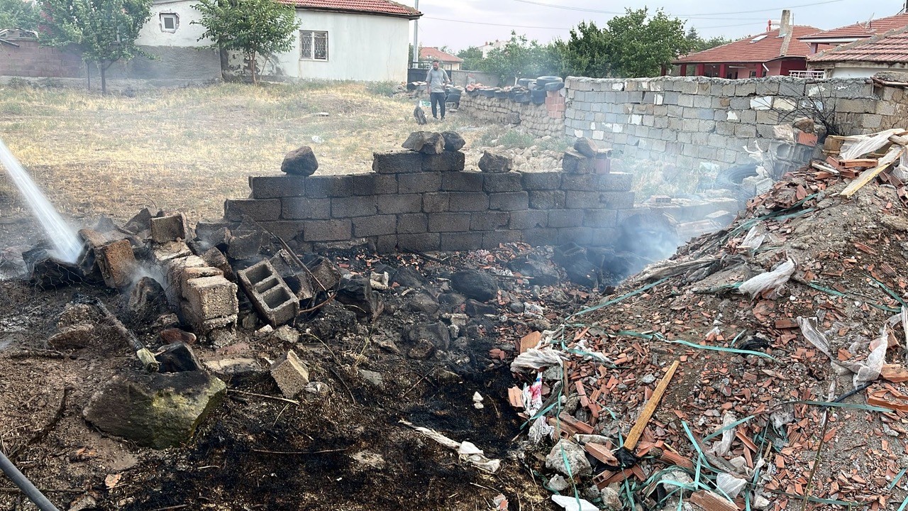 Kulu&rsquo;da bah&ccedil;e i&ccedil;erisinde ağa&ccedil; yangını
