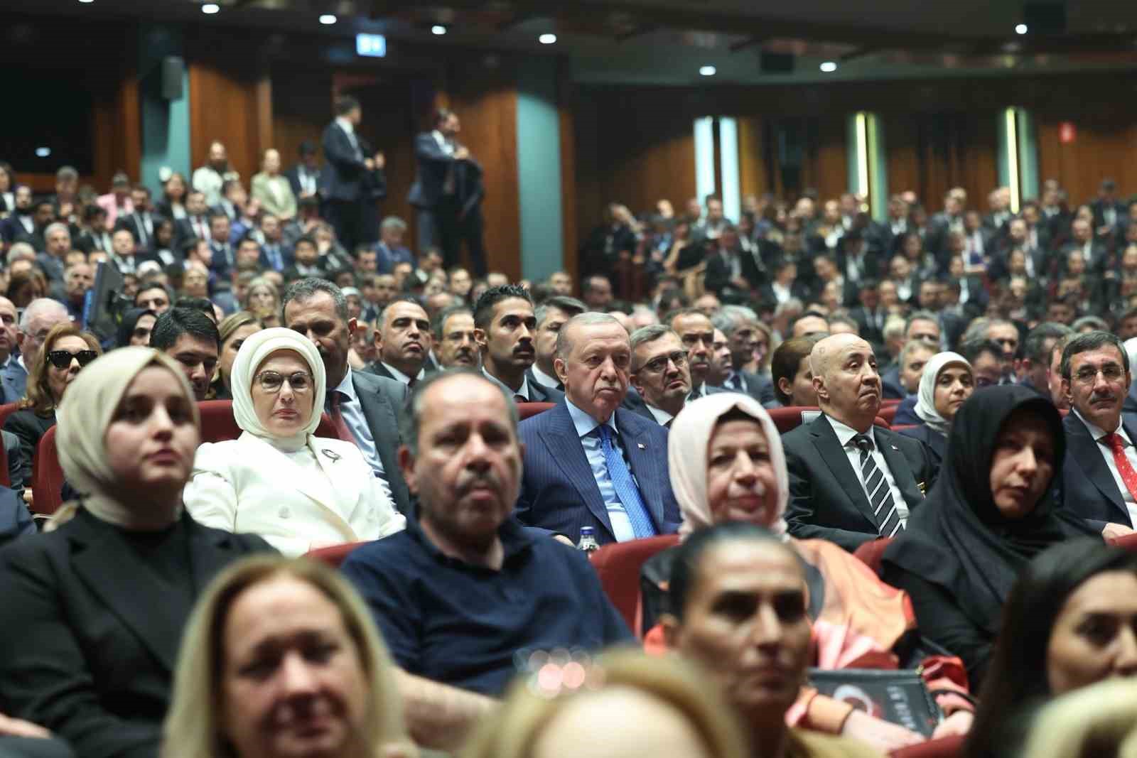 Emine Erdoğan&rsquo;dan "En Uzun Gece" destanının ilk temsiline ilişkin paylaşım

