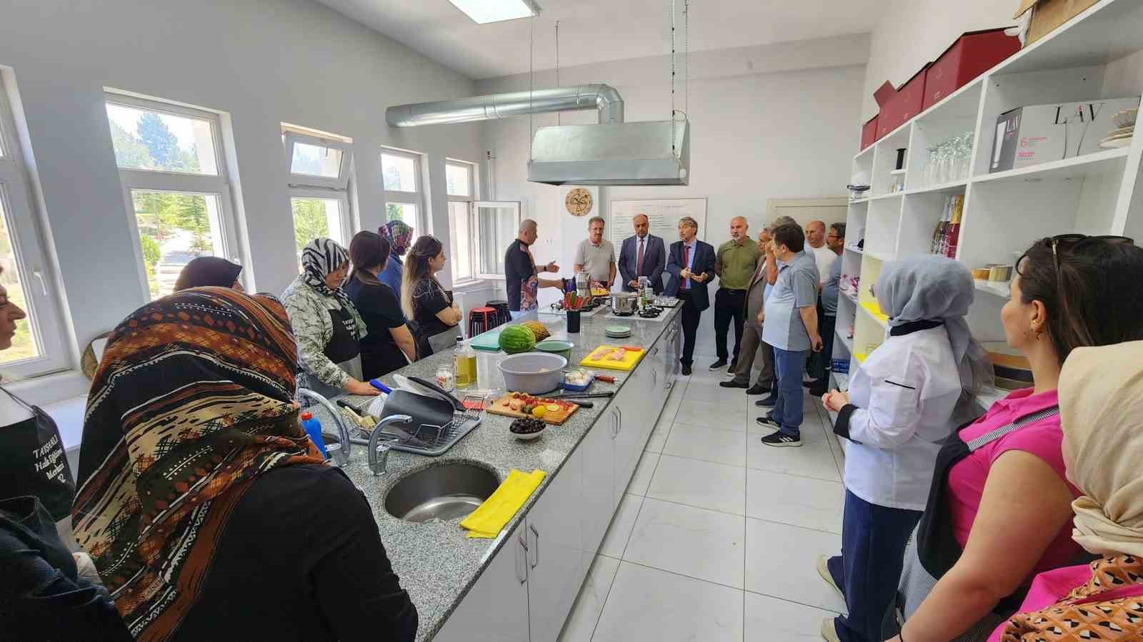 Milli Eğitim Müdürü Mustafa Yılmaz’dan Tavşanlı Halk Eğitim Merkezi’ne ziyaret