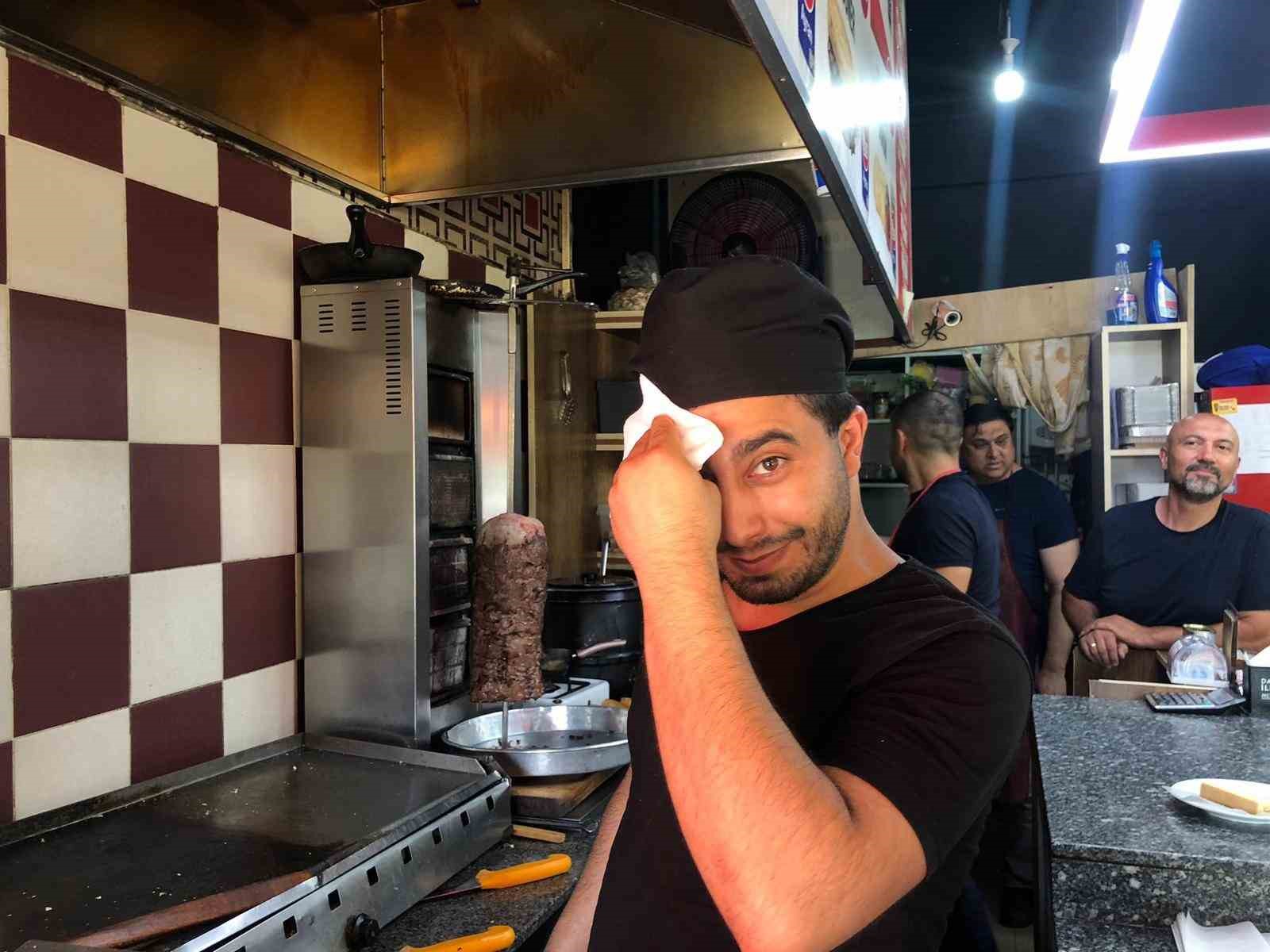 Döner ustalarının iki sıcak arasındaki zorlu mücadelesi