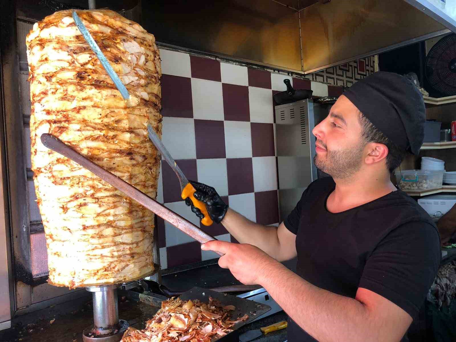 D&ouml;ner ustalarının iki sıcak arasındaki zorlu m&uuml;cadelesi
