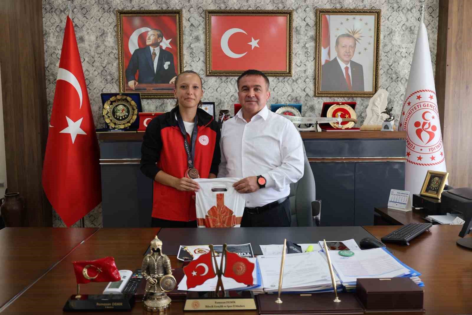 Ayla K&ouml;se&rsquo;den gurur veren başarı
