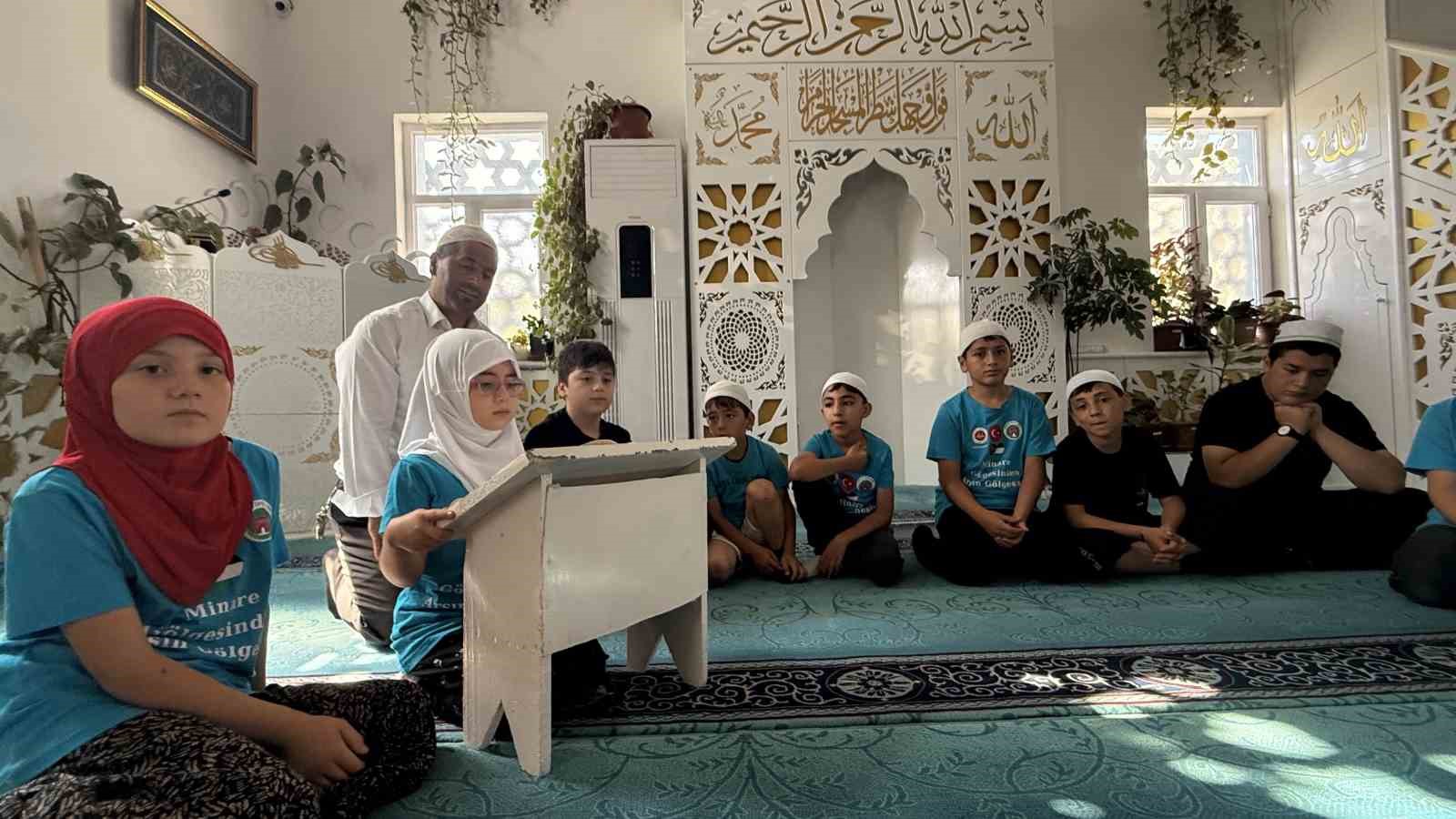 İmamın girişimiyle cami adeta çiçek serasına dönüştü