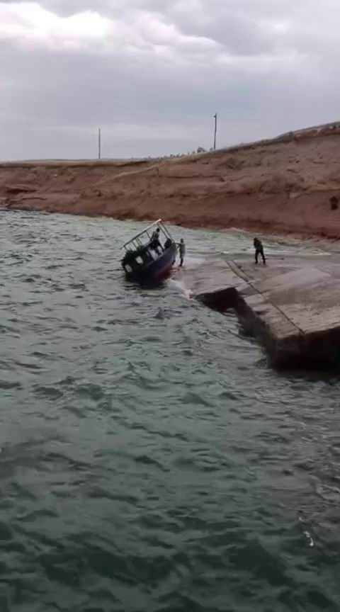 Kıyıdaki tekne rüzgarın etkisiyle suya gömüldü