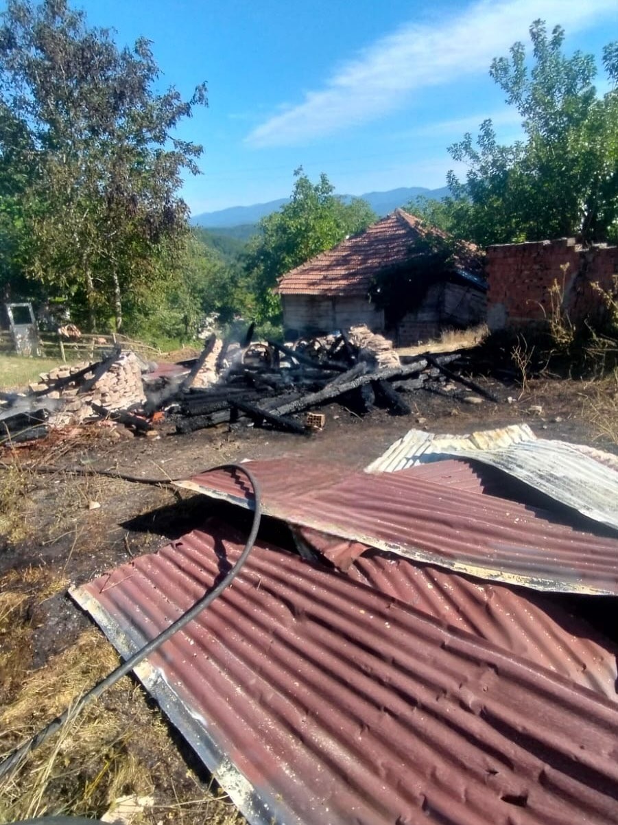Sinop’ta çıkan yangında iki ahşap ambar küle döndü