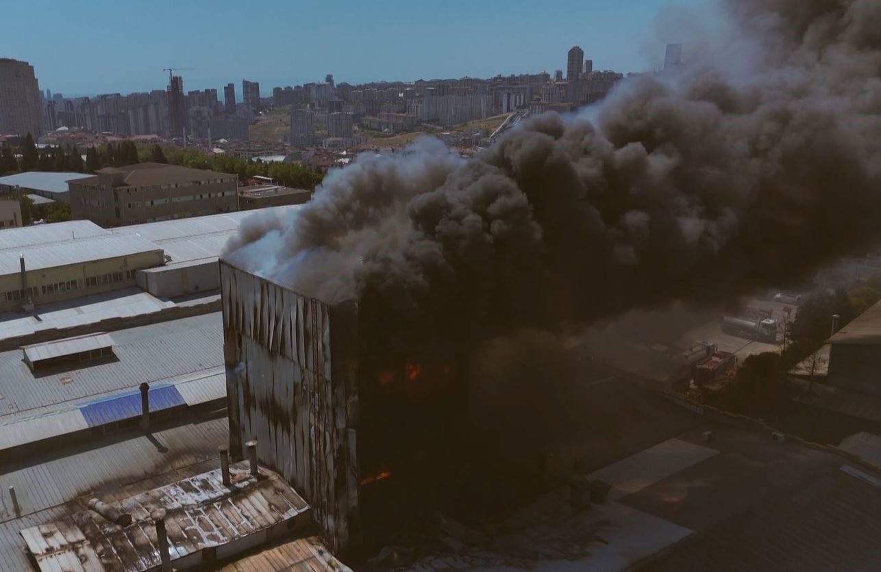 Esenyurt&rsquo;ta tekstil fabrikasında korkutan yangın
