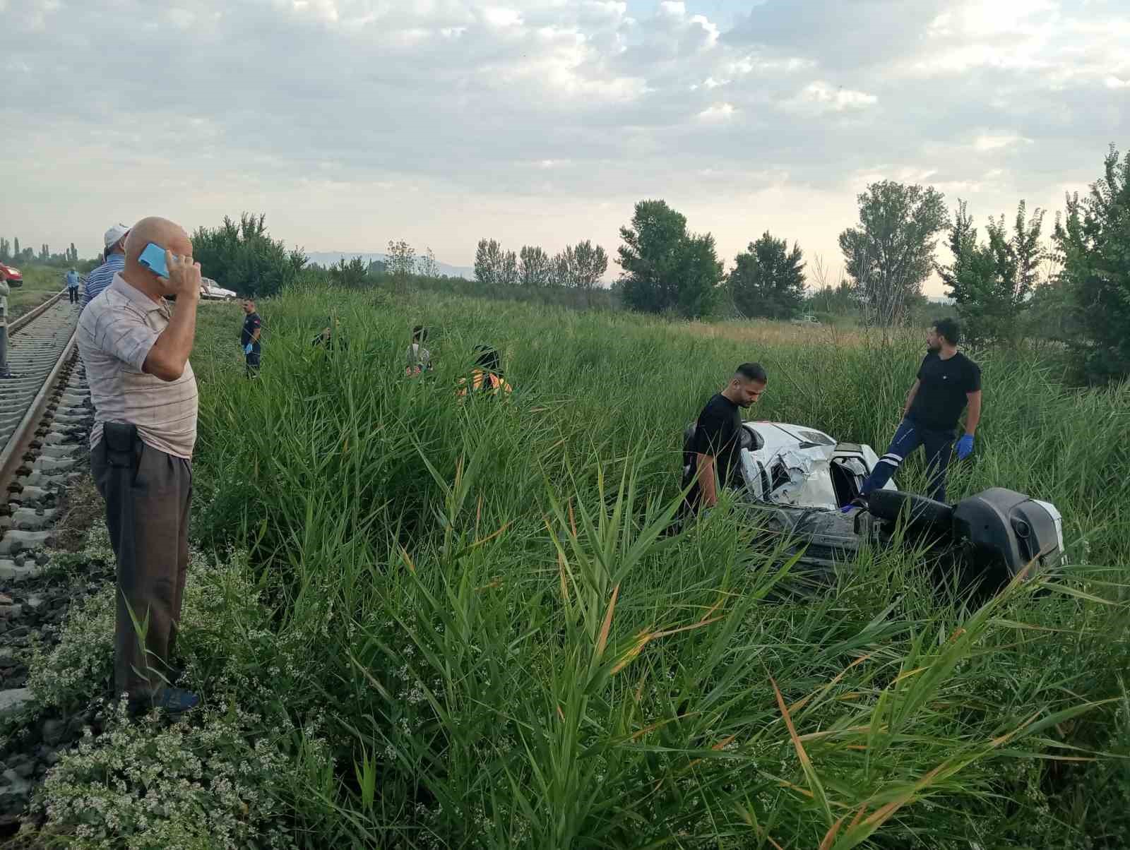 Trenin çarptığı araçta tatile gelen gurbetçi vatandaş öldü