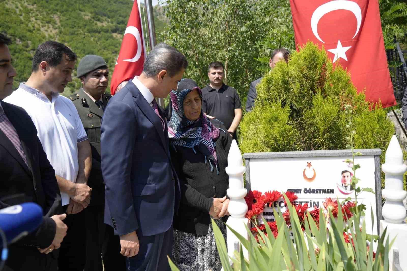 Şehit öğretmen Necmettin Yılmaz şehadetinin 8. yılında mezarı başında anıldı
