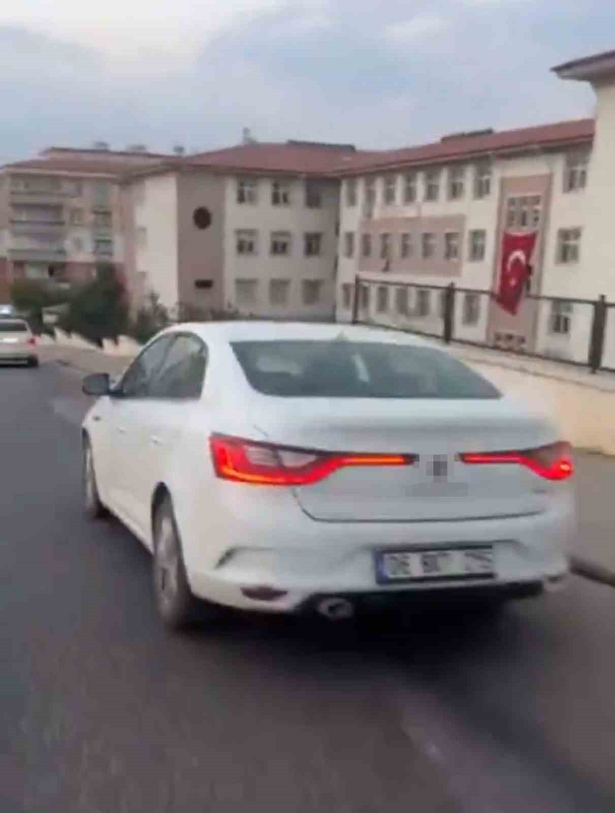 K&uuml;&ccedil;&uuml;k &ccedil;ocuğuna otomobil kullandıran babaya 18 bin TL ceza
