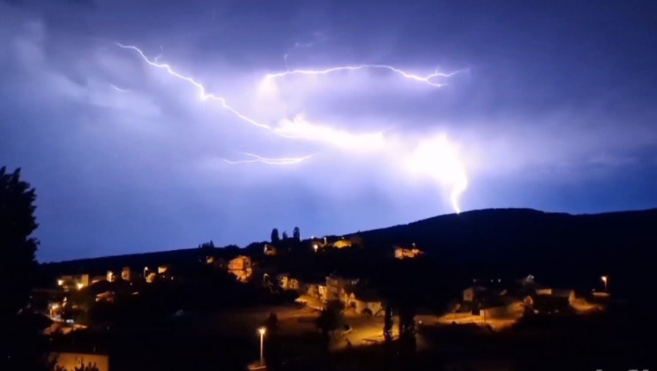 Yıldırım şöleni Tavşanlı ve Hisarcık semalarını aydınlattı