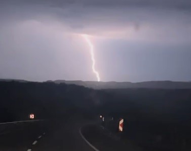 Yıldırım şöleni Tavşanlı ve Hisarcık semalarını aydınlattı