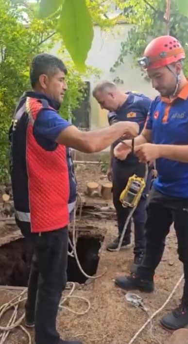 Kuyuya düşen yavru kediyi itfaiye personeli, oksijen tüpü kullanarak kurtardı