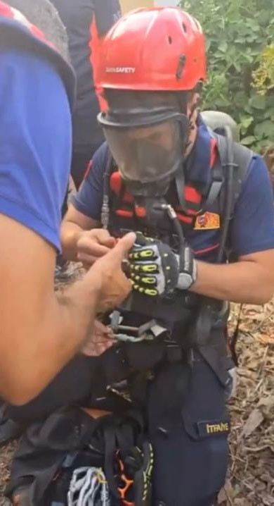 Kuyuya d&uuml;şen yavru kediyi itfaiye personeli, oksijen t&uuml;p&uuml; kullanarak kurtardı
