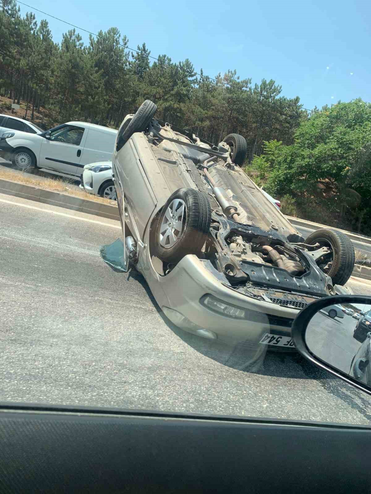 İki otomobil çarpıştı, 3 kişi yaralandı