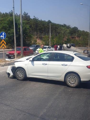 İki otomobil &ccedil;arpıştı, 3 kişi yaralandı
