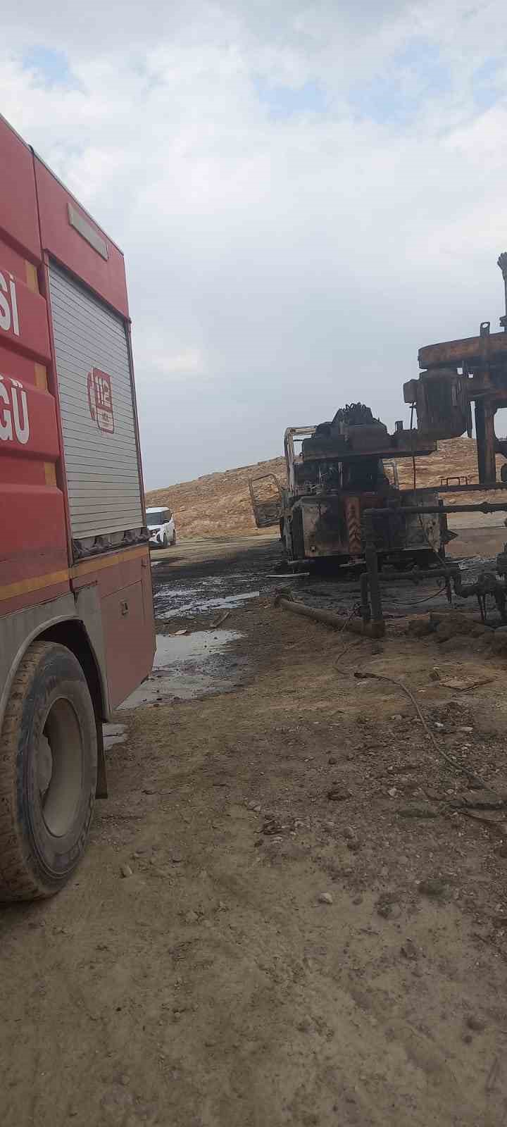 Batman’da petrol sahasında vinç alev alev yandı
