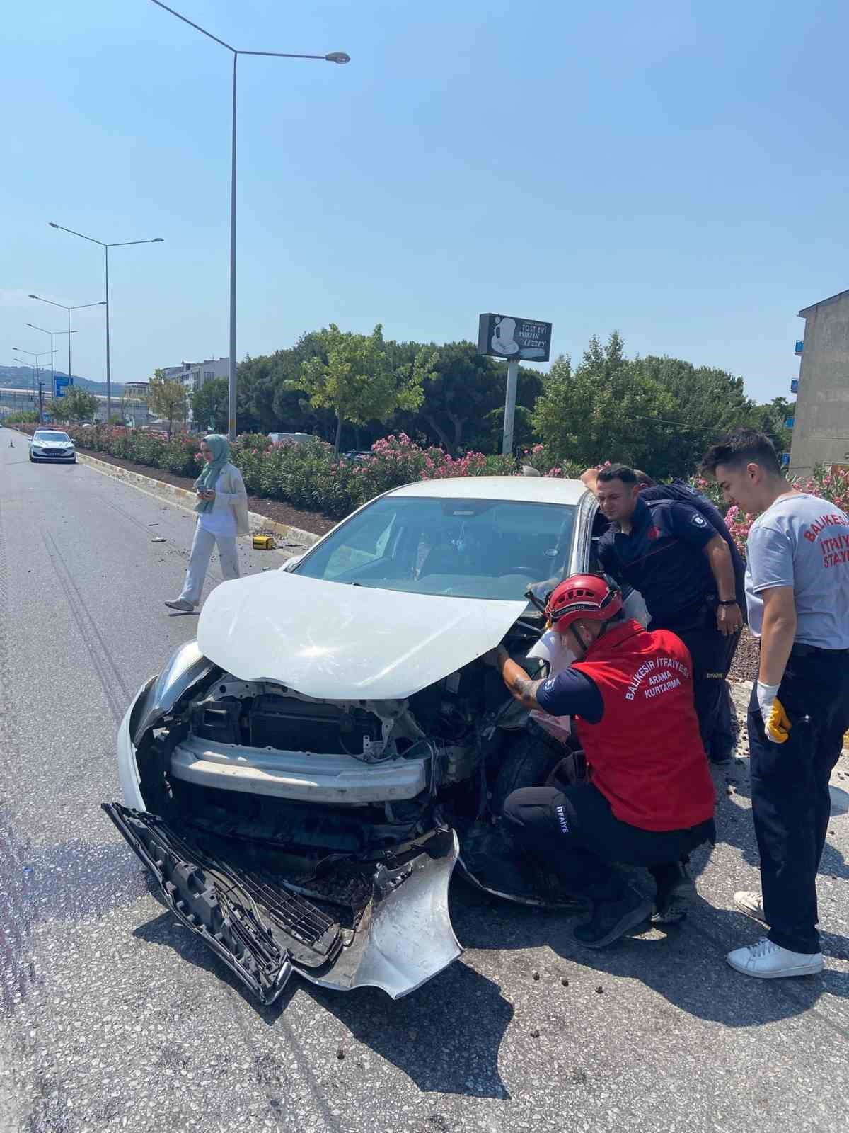 Susurluk’ta iki aracın çarpıştığı kazada 2 kişi yaralandı