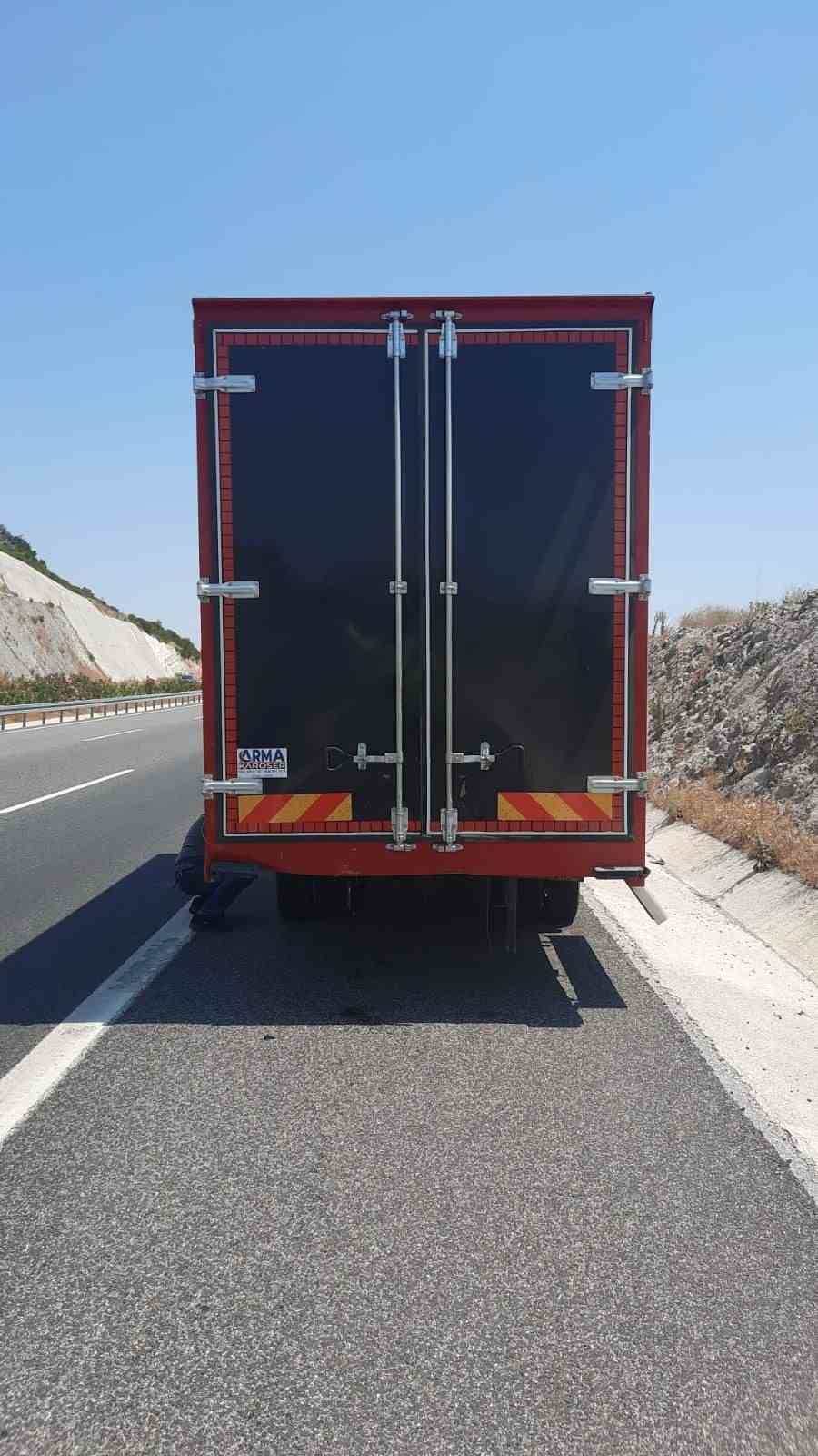 Balıkesir’de otomobil önünde giden kamyonete çarptı; 2 yaralı
