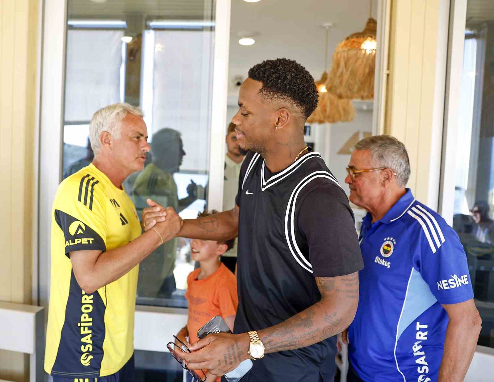 Jhon Duran kampa katıldı