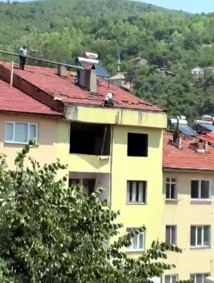 5 katlı binanın &ccedil;atısında canlarını hi&ccedil;e saydılar
