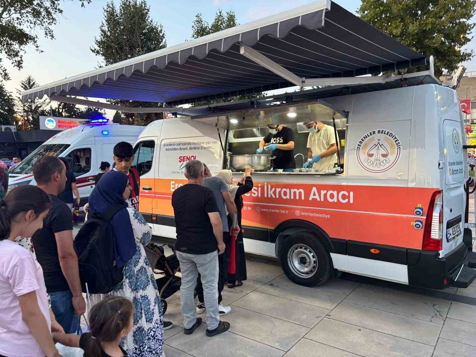 Erenler’de sosyal belediyecilik: İkram araçları sahada