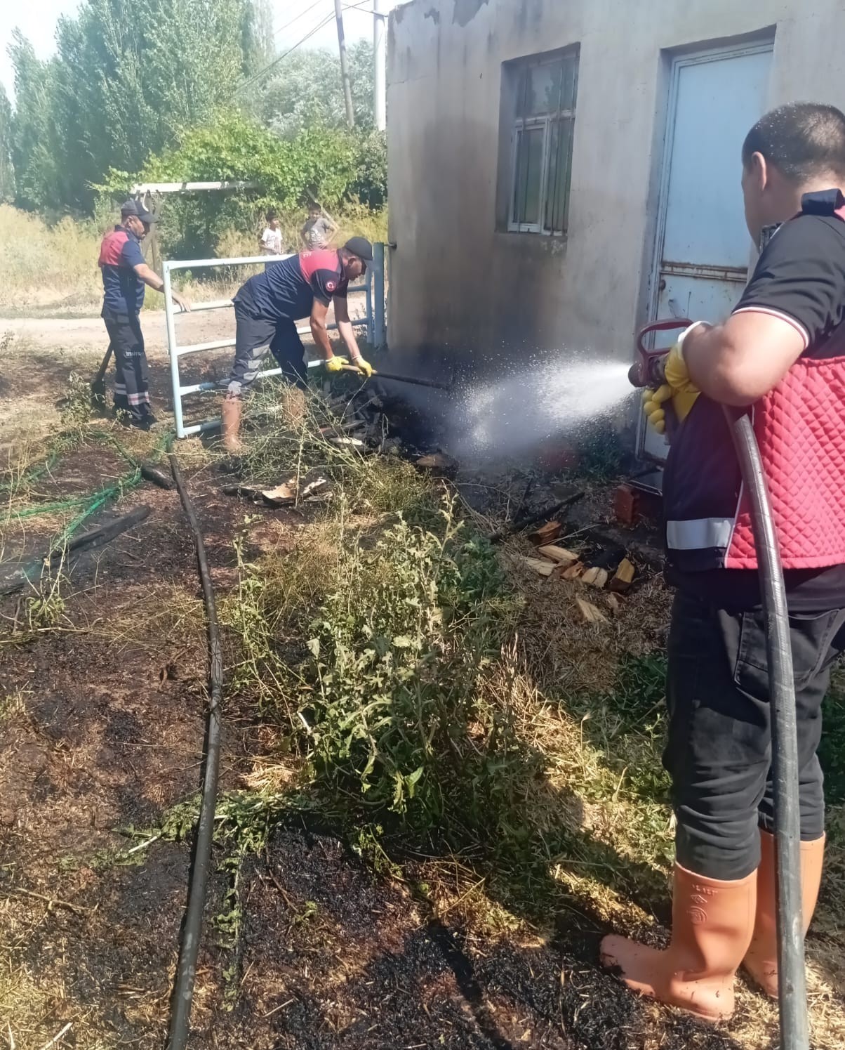 Besihane bahçesinde çıkan yangın paniğe neden oldu