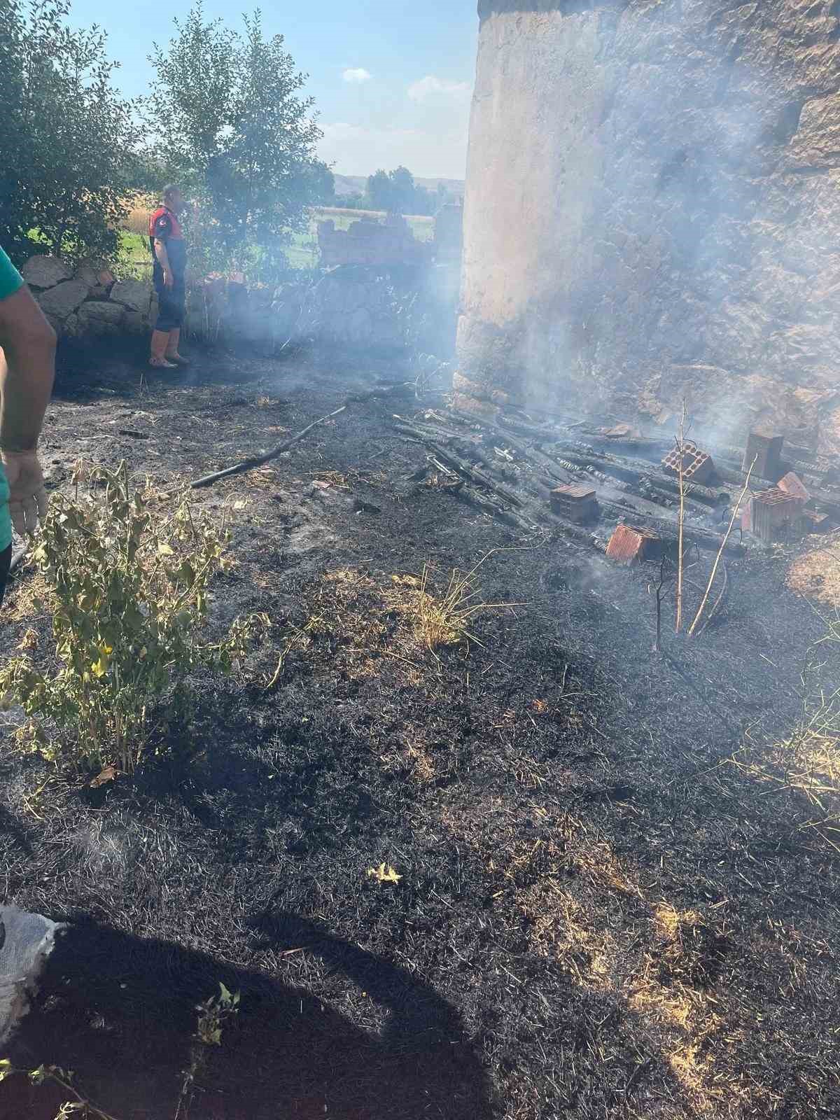 Besihane bahçesinde çıkan yangın paniğe neden oldu