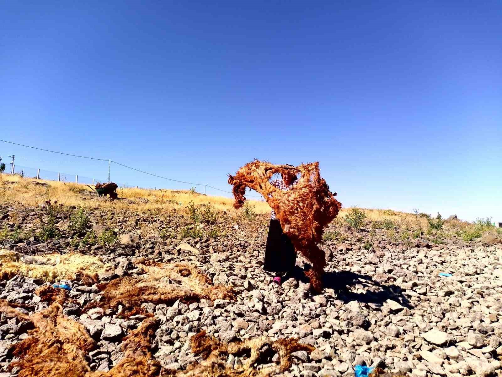 Ağrı&rsquo;da asırlardır s&uuml;regelen gelenek: Patnoslu kadınlar, &ccedil;eyizlik y&uuml;nleri yıkama mesaisine başladı
