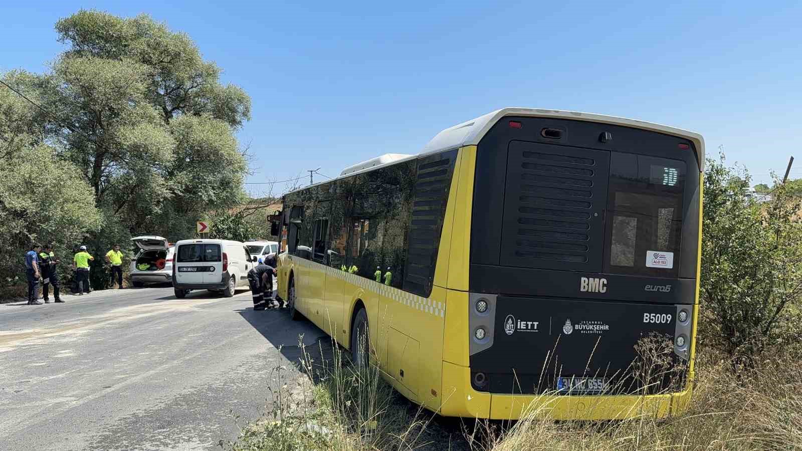 Arnavutk&ouml;y&rsquo;de İETT otob&uuml;s&uuml; ile otomobil kafa kafaya &ccedil;arpıştı: 1 &ouml;l&uuml;
