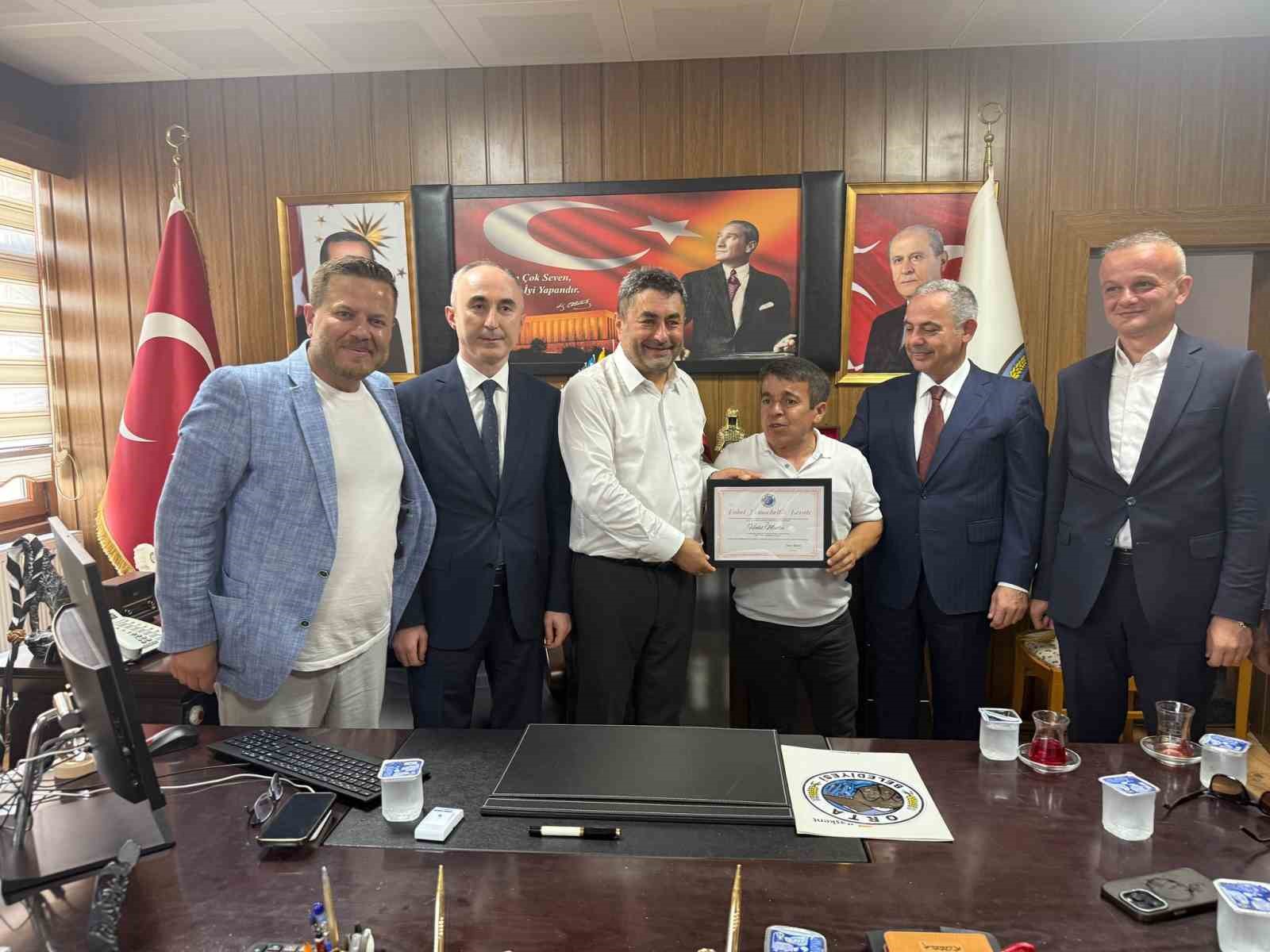 Dünya rekortmeni Halil Mutlu’ya Çankırı’da "fahri hemşehrilik" beratı