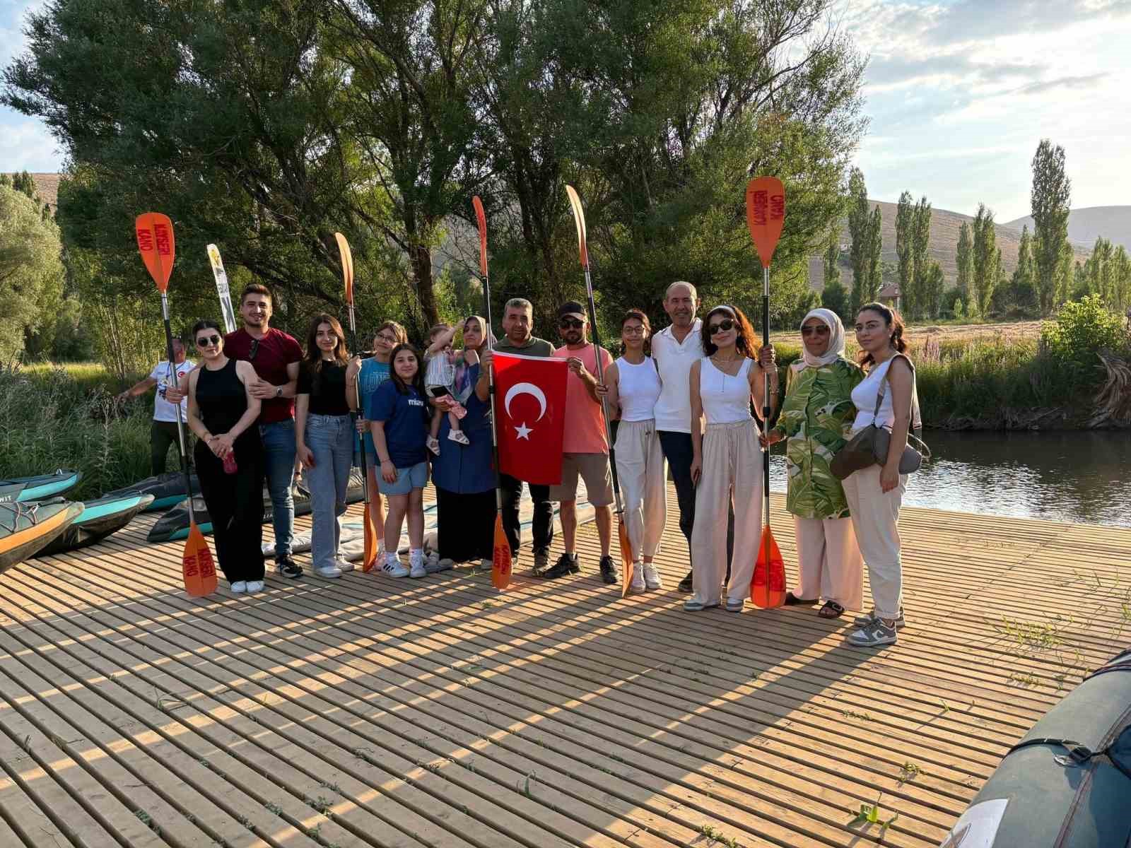 Zamantı Irmağı’nda şehit yakınları ve gaziler ücretsiz kanoya bindirildi