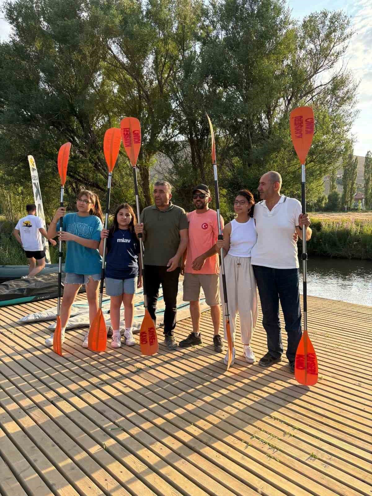 Zamantı Irmağı&rsquo;nda şehit yakınları ve gaziler &uuml;cretsiz kanoya bindirildi
